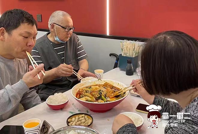 想開一家冒菜加盟店，讓顧客“一見鐘情”很重要